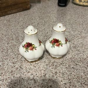 Royal Albert Old Country 🌹🥀 Salt and Pepper Shaker